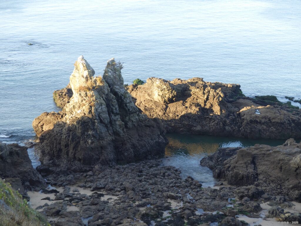 Rochers sur la plage des Jaunais