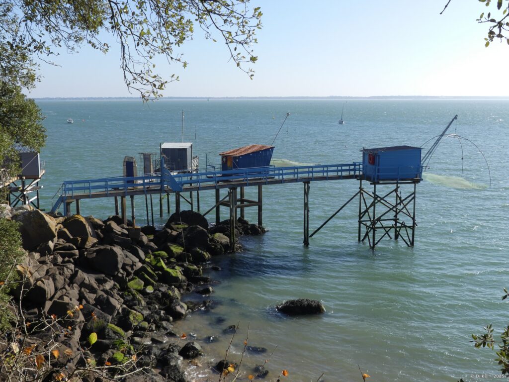 Pêcheries avant la plage du Porcé