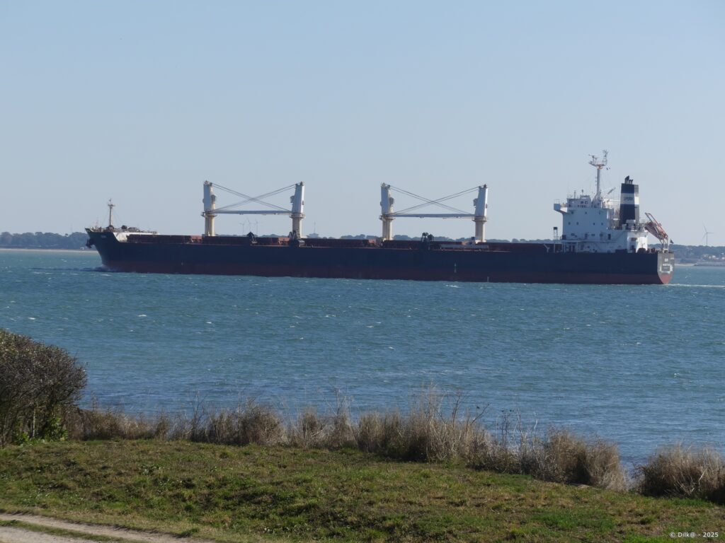 Bateau entrant au port de Saint-Nazaire