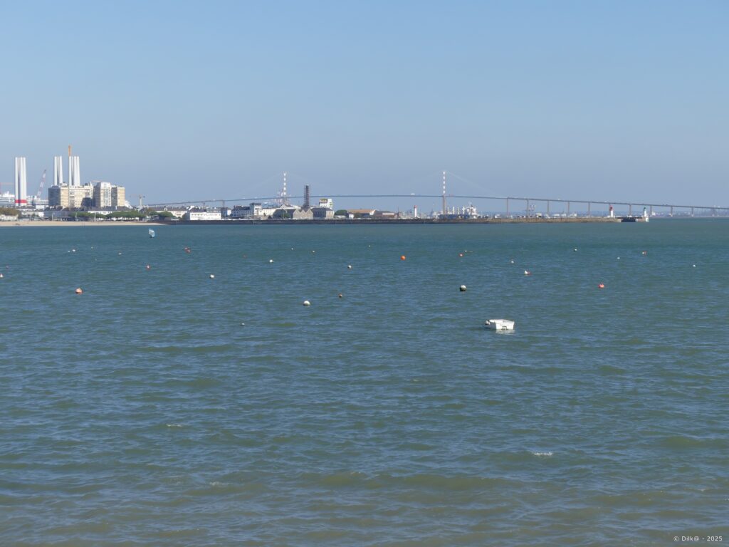 Au loin, le pont de Saint-Nazaire