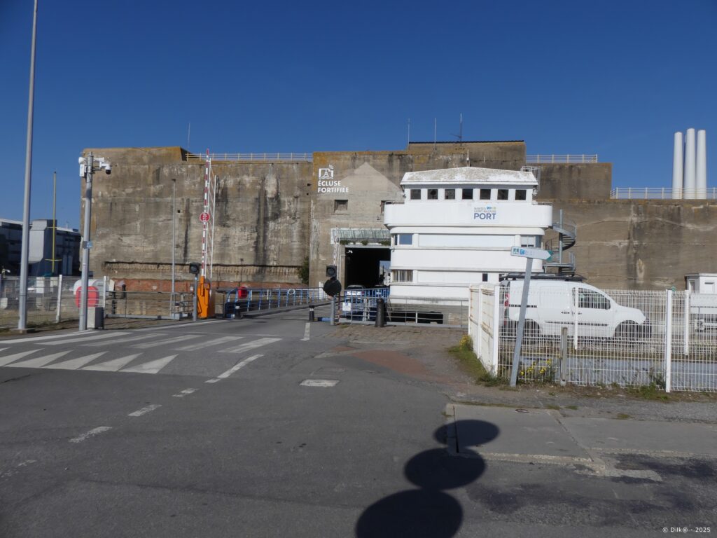 L'écluse fortifiée dans le port de Saint-Nazaire
