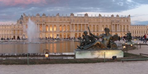 Le château de Versailles doré par le coucher du soleil