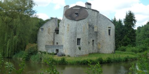 L'Étang de la Chasse et son château du XIIe siècle