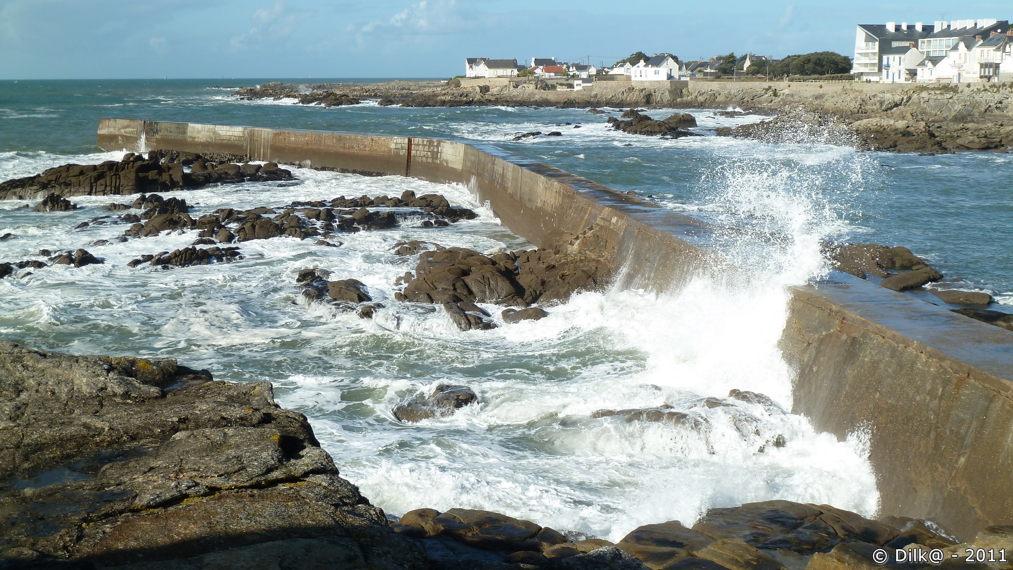 Les fortes vagues se cassent sur la digue de la plage de Batz