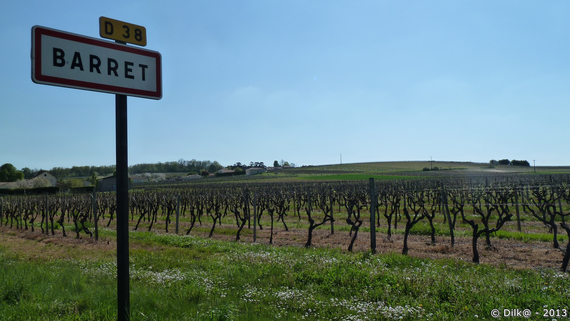 Le village Barret au milieu des vignes de Cognac en Charente