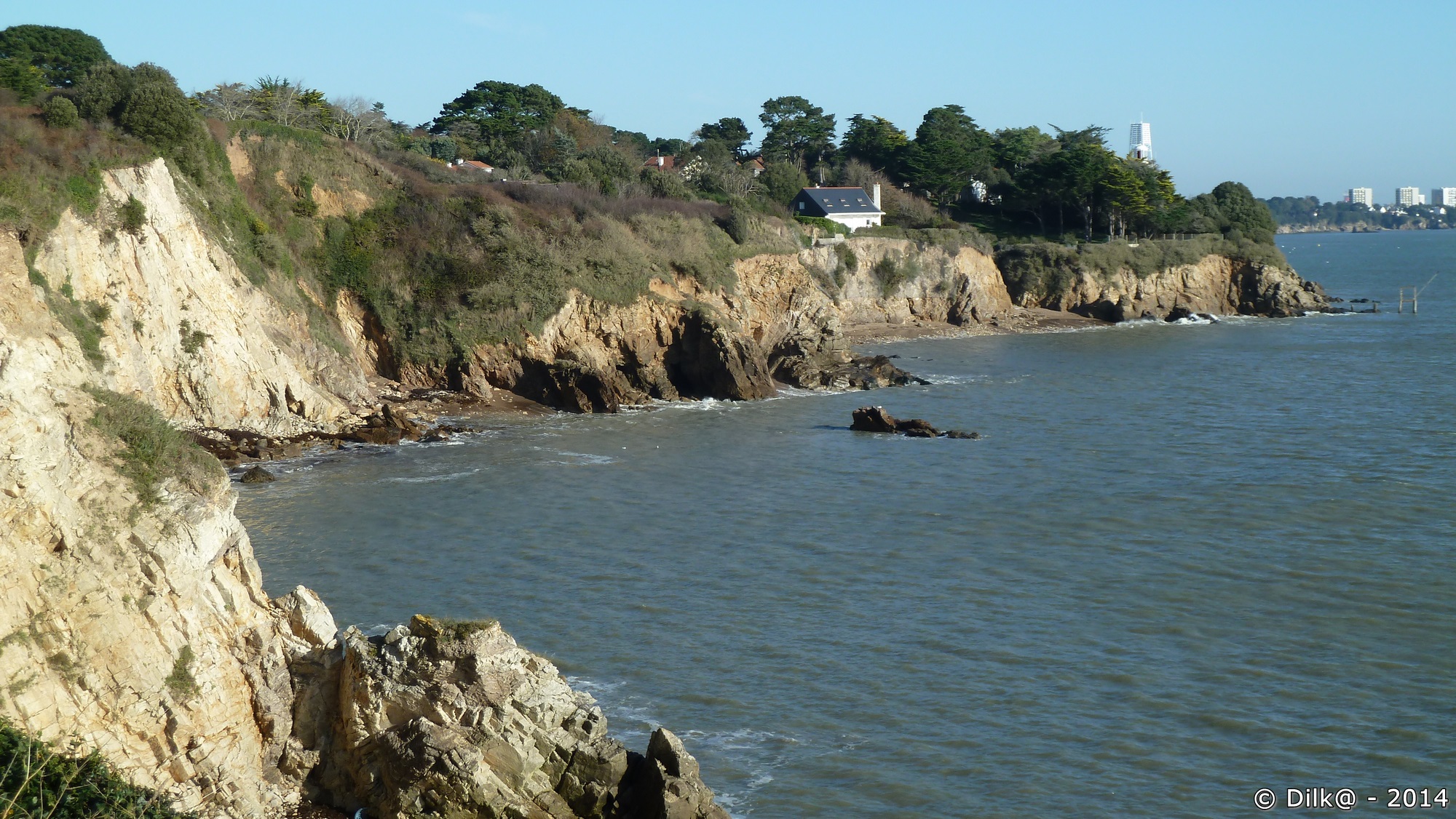 La côte près de Saint-Nazaire et la phare de l'Aiguillon