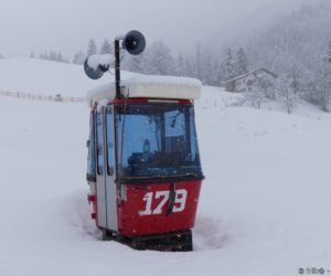 La télécabine posée sur la neige sert d'abri au gardien de la piste de snowtube