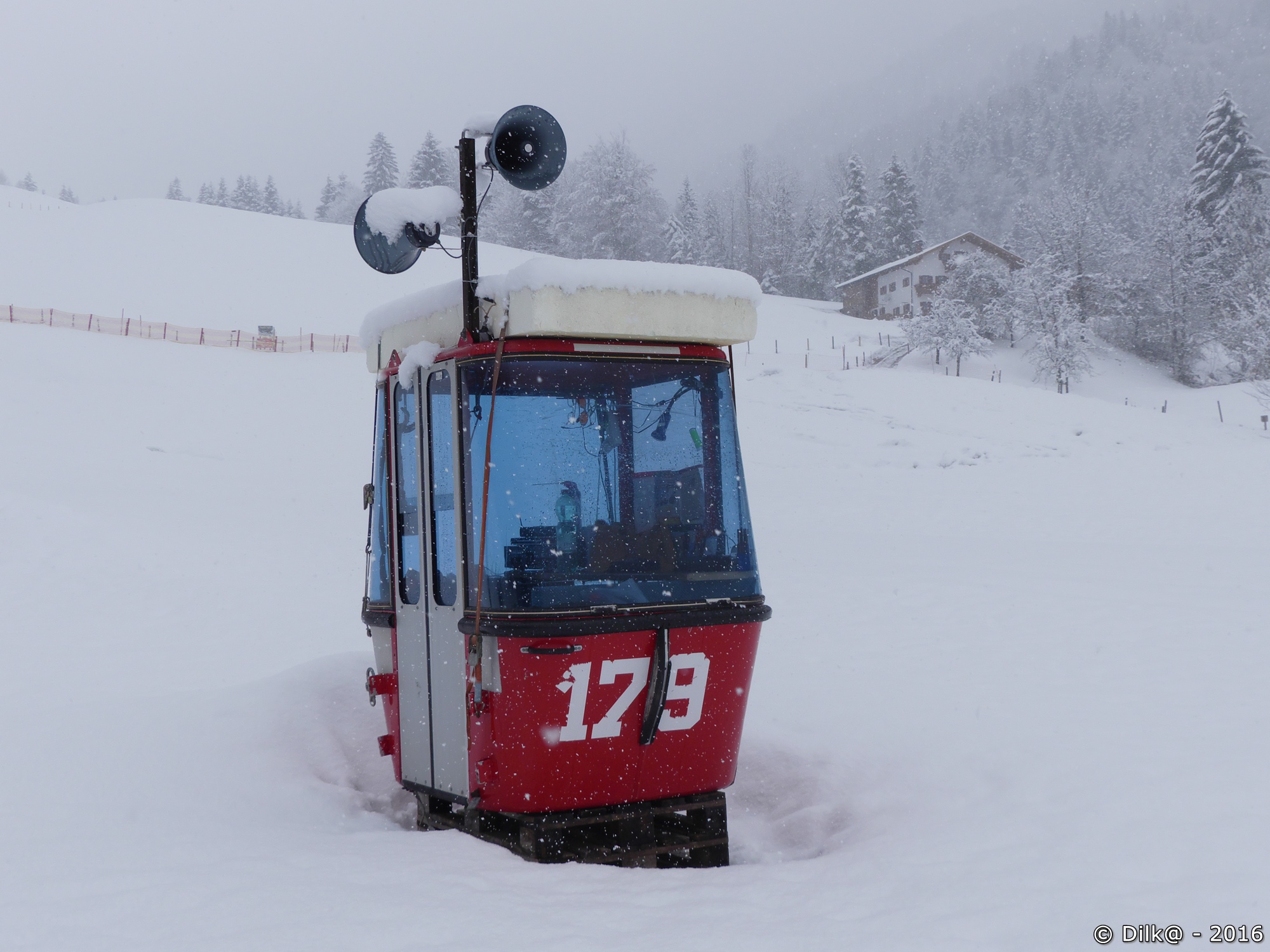 La télécabine posée sur la neige sert d'abri au gardien de la piste de snowtube