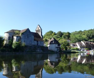 La chapelle des pénitents et ses reflets dans la Dordogne