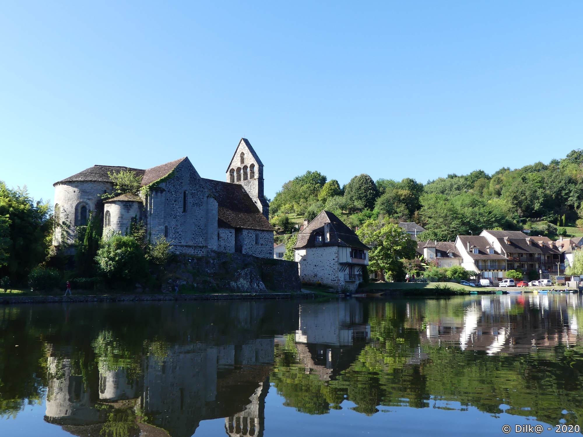 La chapelle des pénitents et ses reflets dans la Dordogne