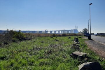 Le pont de Saint-Nazaire derrière la pancarte