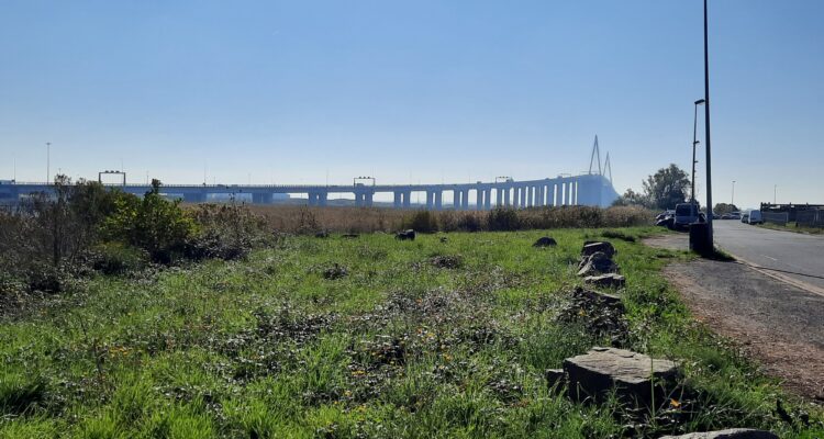 Le pont de Saint-Nazaire derrière la pancarte