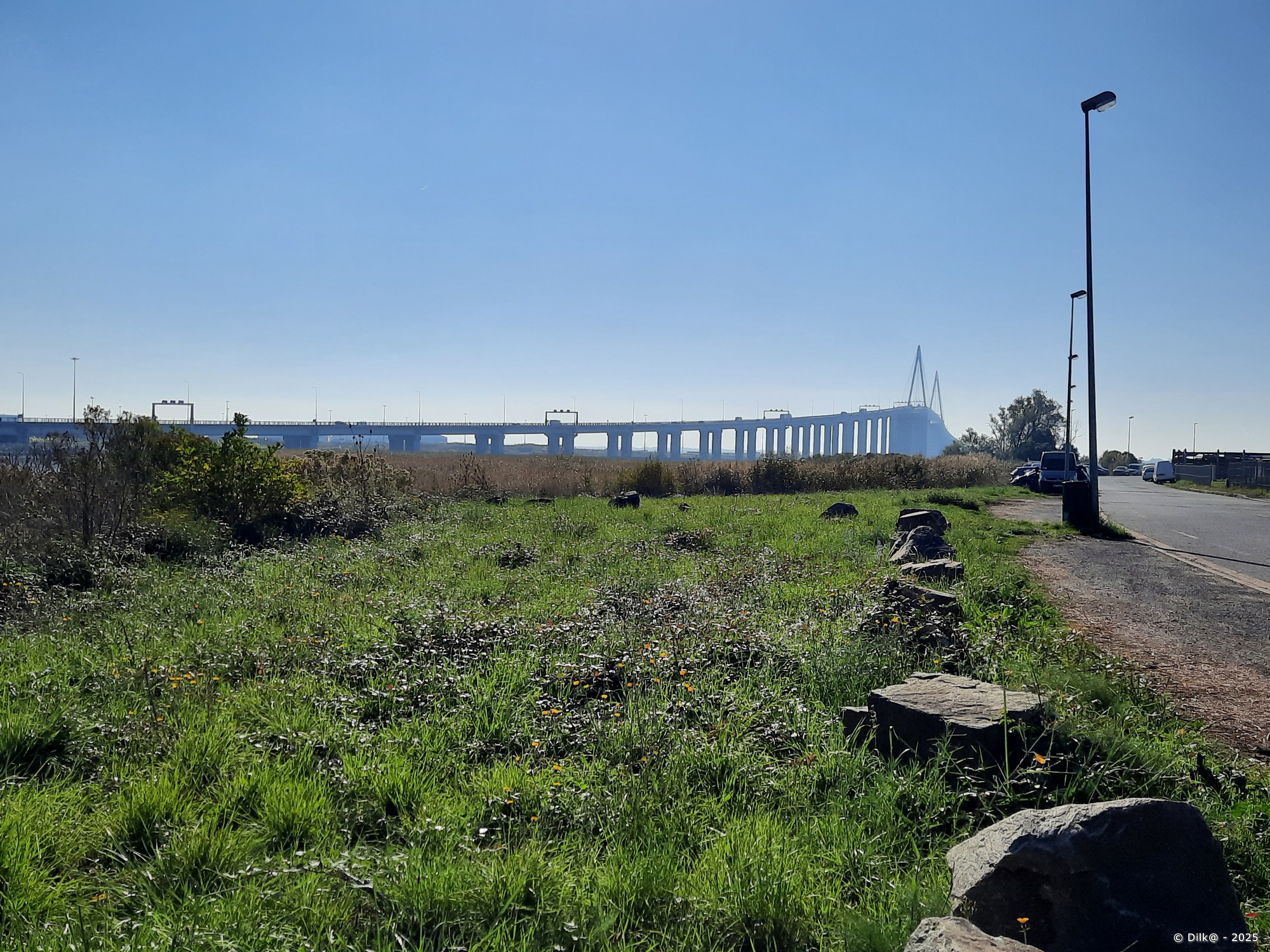 Le pont de Saint-Nazaire derrière la pancarte