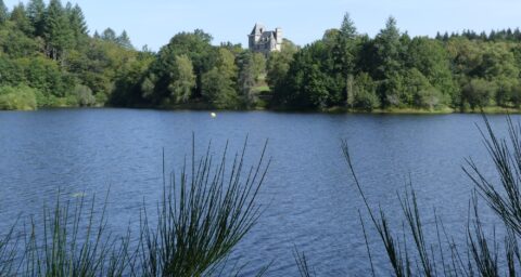L'étang de la Prade et le château de Sédières