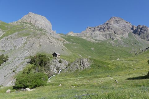 Le sentier qui monte à la Roche Robert passe au pied de la cabane