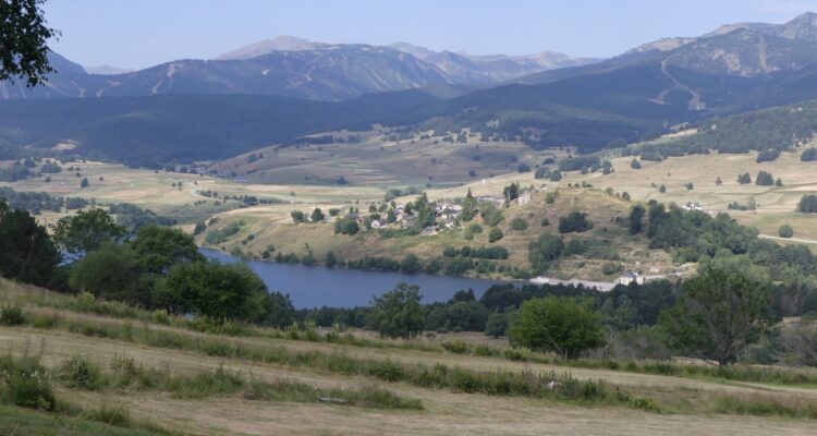 Le lac et le village de Puyvalador